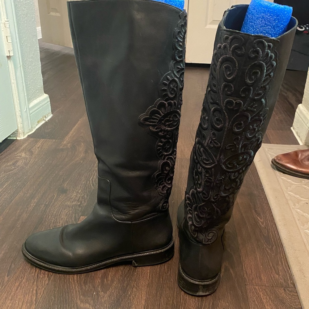 Gianni Bini Embroidered Leather Riding
Boots (size 8)
